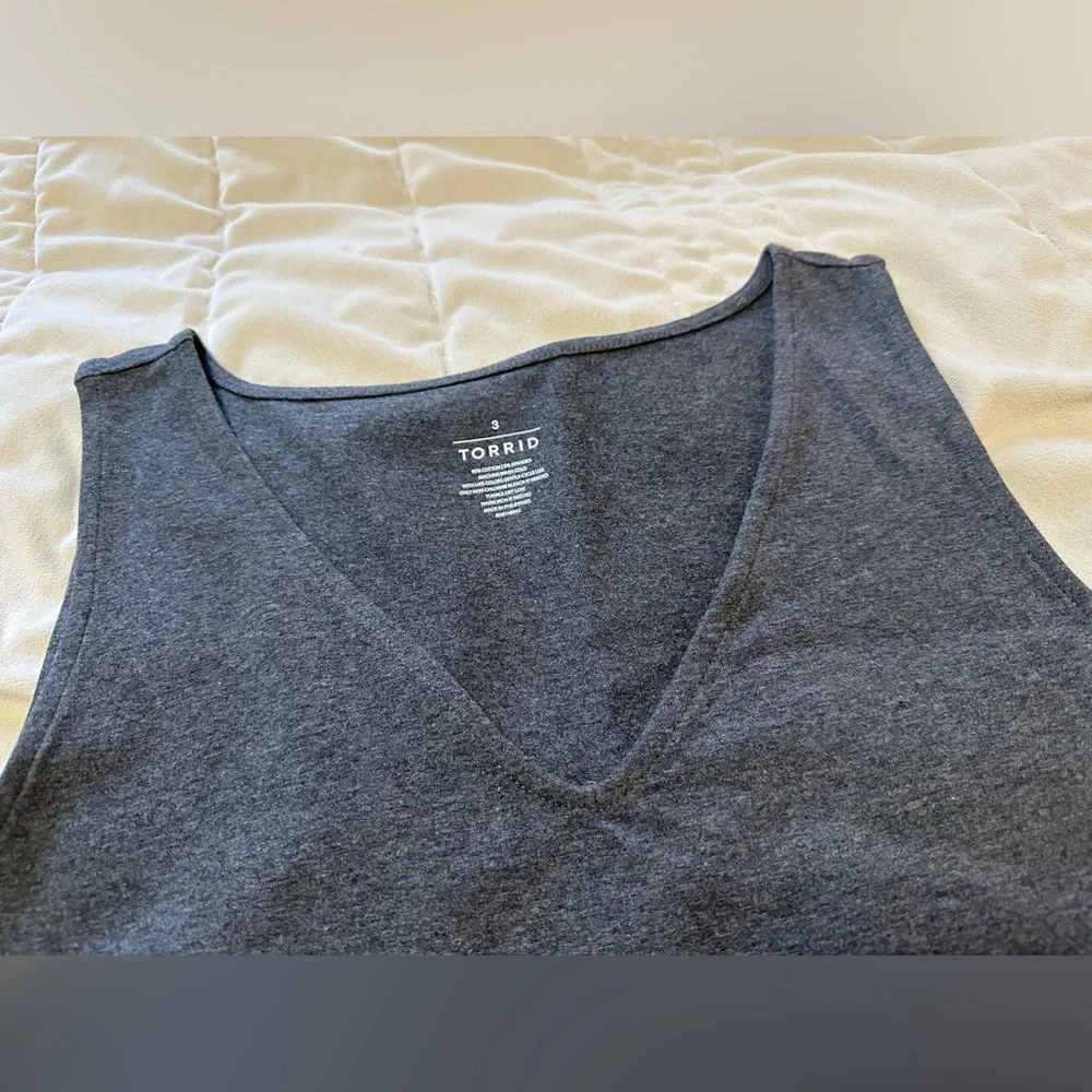 🩶Torrid Gray Foxy V-Neck Tank Top - Picture 2 of 14